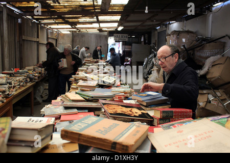 Kunden und Sammler, die alte Bücher im antiken Mercat dels Encants, Barcelona, durchsuchen. Stockfoto