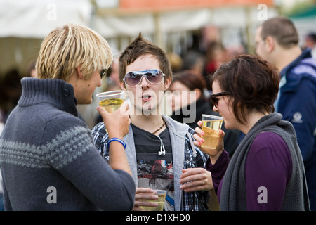 Jugendliche trinken am Eurofair 2010 in Canterbury, Essen und trinken festival Stockfoto