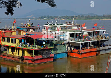 Chinesischen Frachter warten auf die Verladung in Chiang Saen, Thailand am Mekong Stockfoto