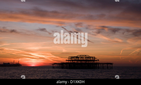 Sonnenaufgang über beide Pfeiler, Brighton, UK Stockfoto