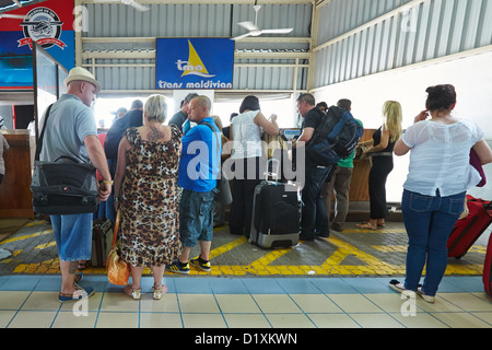 Trans Maldivian Meer Flugzeug Check-in Schalter am Flughafen Malé, Malediven Stockfoto