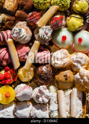 Überblick über ein Tablett mit sizilianischen Gebäck Stockfoto