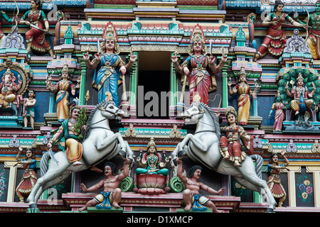 Bunte modellierte Figuren schmücken die wichtigsten Gopuram des indischen Sri Mahamariamman Tempel in Kuala Lumpur, Malaysia Stockfoto