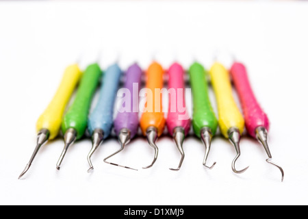 Sammlung von bunten zahnmedizinische Scaler verwendet in der Zahnhygiene und Therapie Stockfoto