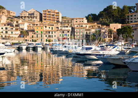 Port de Sóller, Mallorca, Balearen, Spanien. Blick über den Hafen am frühen Morgen. Stockfoto