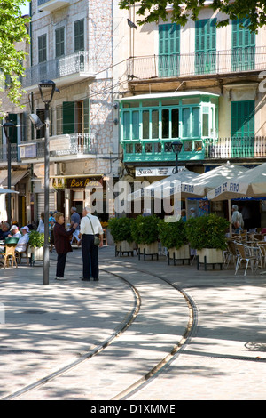 Sóller, Mallorca, Balearen, Spanien. Blick über Plaça De La Constitució, Straßenbahnlinien Prominente. Stockfoto