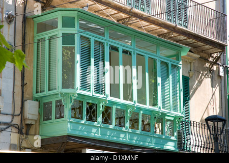 Sóller, Mallorca, Balearen, Spanien. Typische Erker mit Blick auf Plaça De La Constitució. Stockfoto