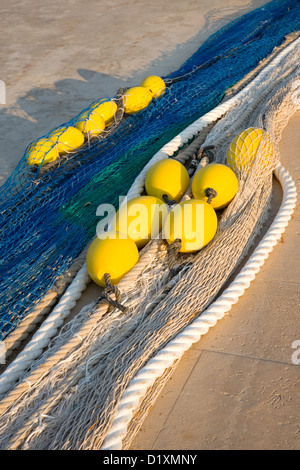 Port de Sóller, Mallorca, Balearen, Spanien. Bunten Fischernetze und schwimmt auf dem Kai. Stockfoto