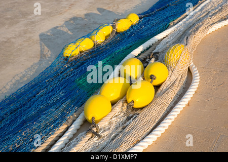 Port de Sóller, Mallorca, Balearen, Spanien. Bunten Fischernetze und schwimmt auf dem Kai. Stockfoto