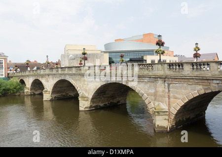 Die Welsh-Brücke. Datierung von 1795, über den Fluss Severn an Shrewsbury, darüber hinaus, das TheatreSevern Gebäude. Stockfoto