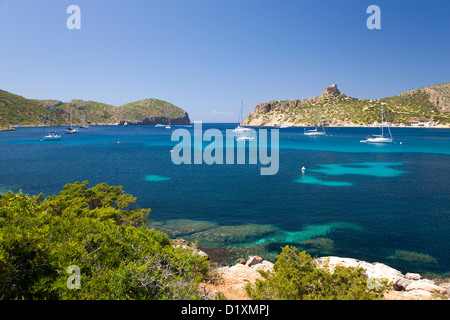 Insel Cabrera, Mallorca, Balearen, Spanien. Blick über die Bucht nach Schloss aus dem 14. Jahrhundert. Stockfoto