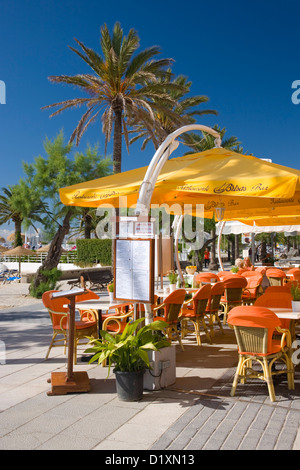 Port de Pollença, Mallorca, Balearen, Spanien. Farbenfrohe Terrasse das Brisas Bar-Restaurant an der Strandpromenade. Stockfoto