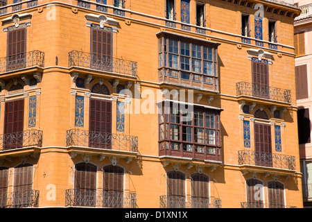 Palma De Mallorca, Mallorca, Balearen, Spanien. Fassade des bunten Gebäude mit Blick auf Plaça De La Reina. Stockfoto