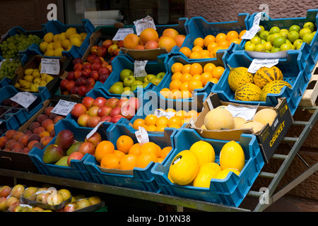 Frankfurt Am Main, Hessen, Deutschland. Früchte für den Verkauf außerhalb einer greengrocery Store in der Leipziger Straße, Bockenheim Bezirk. Stockfoto