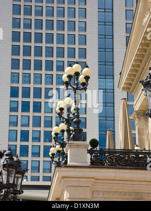 Frankfurt Am Main, Hessen, Deutschland. Dekorative Lampen des Opernhauses, der alten Oper, durch moderne Wolkenkratzer, Opernplatz in den Schatten gestellt. Stockfoto