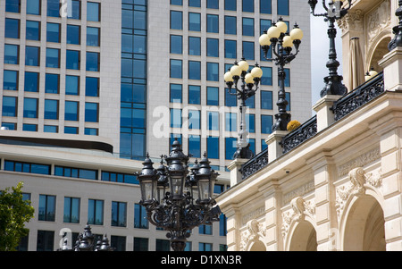 Frankfurt Am Main, Hessen, Deutschland. Dekorative Lampen des Opernhauses, der alten Oper, durch moderne Wolkenkratzer, Opernplatz in den Schatten gestellt. Stockfoto