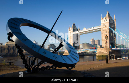 London, Greater London, England. Blick auf Tower Bridge von St Katharine Dock, Sonnenuhr Skulptur im Vordergrund. Stockfoto