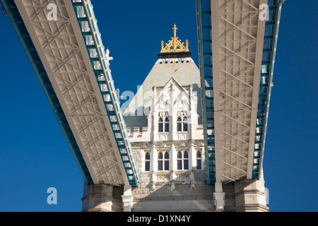 London, Greater London, England. Erhöhten Blick auf die oberen Stege der Tower Bridge. Stockfoto