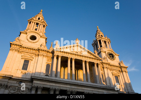 London, Greater London, England. Die Westfassade des St Pauls Cathedral, Sonnenuntergang. Stockfoto