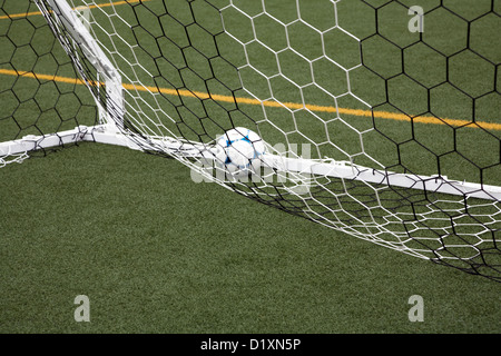 Soccer Ball im Tor Stockfoto