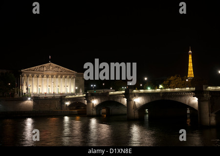 Der Eiffelturm in der Nacht zu sehen. Stockfoto