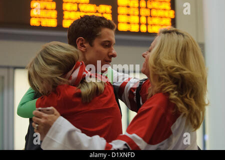 Jordan Binnington wird von seiner Mutter und seiner Schwester in Toronto begrüßt, nach Abschluss der Kanada-Junioren zurück nach Kanada aus ihren 4. Platz bei der Junioren-Weltmeisterschaft 2012 in Ufa, Russland.  Victor Biro/Foto Stockfoto