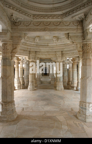 Innenansicht des schönen 15. Jahrhundert Adinatha-Tempel in Ranakpur in Rajasthan, Indien. Stockfoto