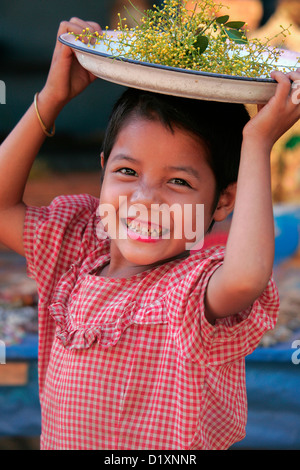 Porträt von einer hübschen jungen Blumenverkäuferin auf dem Markt in der Stadt Kyaikto an der Basis des goldenen Felsen, Mon-Staat. Burma. Stockfoto