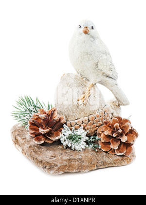 Weihnachtsarrangement Vogel auf eine Nuss mit Zapfen, Tannennadeln und Schneeflocken isoliert auf weißem Hintergrund Stockfoto