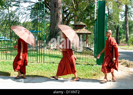 Buddhistische Mönche wandern in Rangun (Yangon), Burma (Myanmar), Südost-Asien. Stockfoto