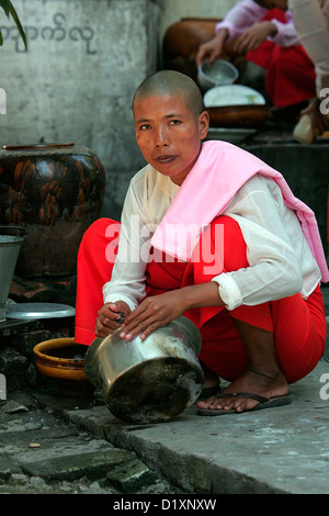 Porträt einer buddhistischen Nonne an einem Hang Nonnenkloster in der antiken Stadt Sagaing in der Nähe von Mandalay in Burma (Myanmar). Stockfoto