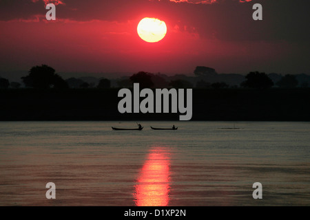 Morgendämmerung auf dem Irrawaddy-Fluss zwischen Mandalay und Pagan in Birma (Myanmar), Südost-Asien. Stockfoto