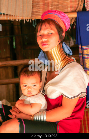 Porträt eines Padaung Mutter und Kind in einem Dorf in Chiang Rai, Thailand, Südostasien. Stockfoto