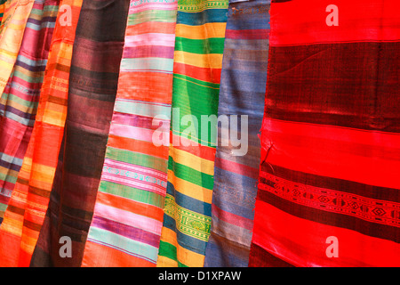 Traditionelle Gewebe hängen im Dorf Baw auf dem Mekong River in der Nähe von Luang Prabang in Nord-, Laos, Südost-Asien Stockfoto