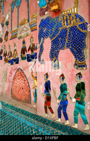 Exquisite Mosaik Detail im La Chapelle Rouge am Wat Xieng Thong in Luang Prabang, Nordlaos, Südost-Asien. Stockfoto