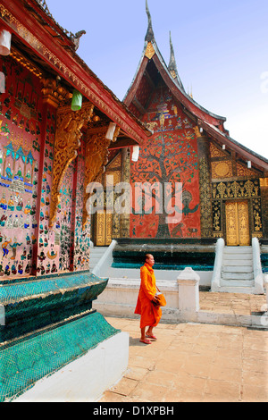 Buddhistischer Mönch im La Chapelle Rouge am Wat Xieng Thong in Luang Prabang, Nordlaos, Südost-Asien. Stockfoto