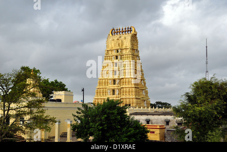 Die Chamundeshwari-Tempel befindet sich auf der Oberseite Chamundi Hills ca. 13 km von der Palast von Mysore, Indien. Stockfoto