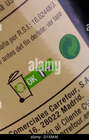 Recycling-Symbol auf dem Etikett einer Glasflasche. Stockfoto