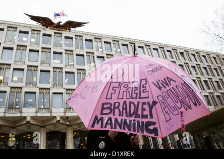 London, UK. 8. Januar 2013. Anhänger der US-Armee Private Bradley Manning inszenieren einen Protest außerhalb der US-Botschaft. Manning, Verschlusssachen bestanden haben, um die Whistleblowing-Website Wikileaks, angeblich soll vor ein Militärgericht heute in Fort Meade, Maryland erscheinen. George Henton / Alamy Live News. Stockfoto