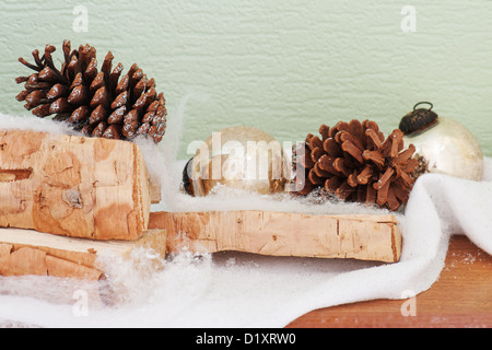 abstrakte Komposition aus Birke Protokolle, Weihnachtskugeln und Zapfen Stockfoto