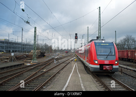 S1 (s-Bahn) von Dortmund kommend, am Ende seiner Reise in Solingen, Deutschland. Stockfoto