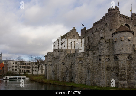 Ausflugsschiff durch Burg Gravensteen in Gent Belgien Stockfoto