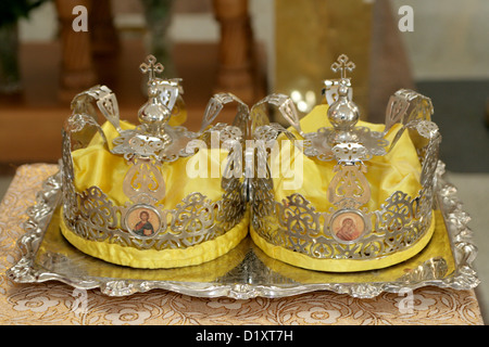 Innenraum der russischen Kirche. Hochzeit-Kronen. Stockfoto