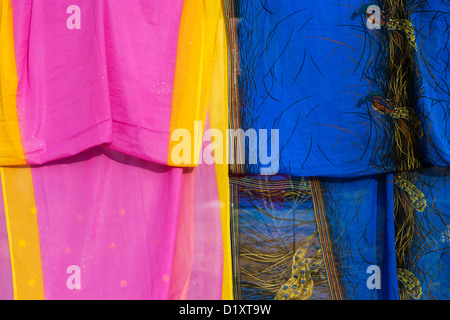 Bunte indische Saris hängen zum Trocknen auf eine Wäscheleine. Indien Stockfoto