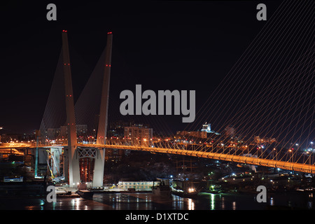 Nachtansicht der Brücke in dem russischen Wladiwostok über das Goldene Horn-Bucht Stockfoto