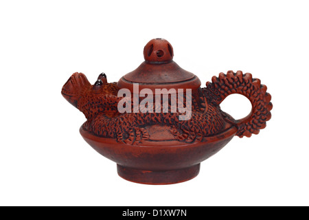 Chinesische braunen Ton Teekanne mit Drachen Form Dekoration isoliert auf weißem Hintergrund Stockfoto