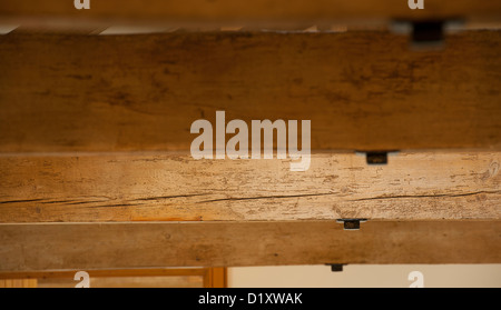 Nahaufnahme des schönen Eichenbalken in einem kürzlich umgebauten Scheune. Stockfoto