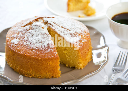 Butterkuchen mit orange Schale und Saft von Kaffee Stockfoto