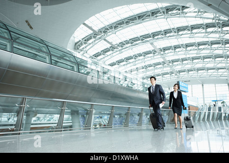 ein Geschäftsmann und Frau zu Fuß schnell in Incheon Flughafen Stockfoto