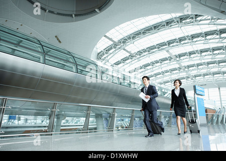 ein Geschäftsmann und Frau zu Fuß schnell in Incheon Flughafen Stockfoto